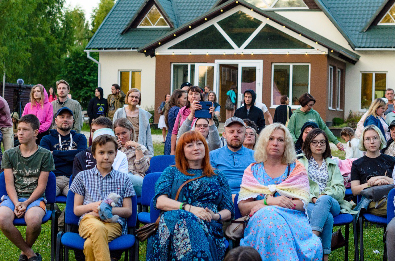 Experience in organizing social life in kin’s settlements: socio-cultural center «Dobraya Zemlya»