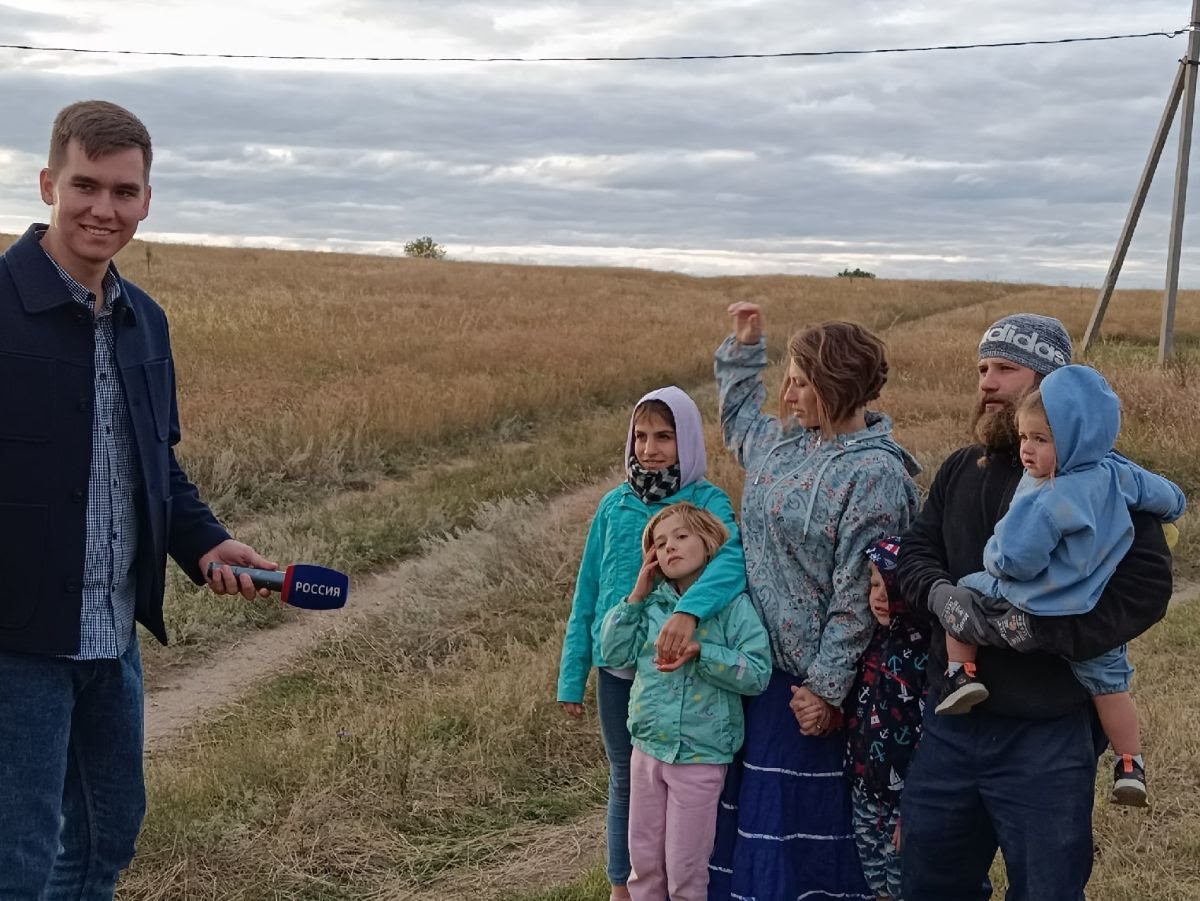 A journaliast in kin’s settlement «Raduzhnoye u Medveditsy»