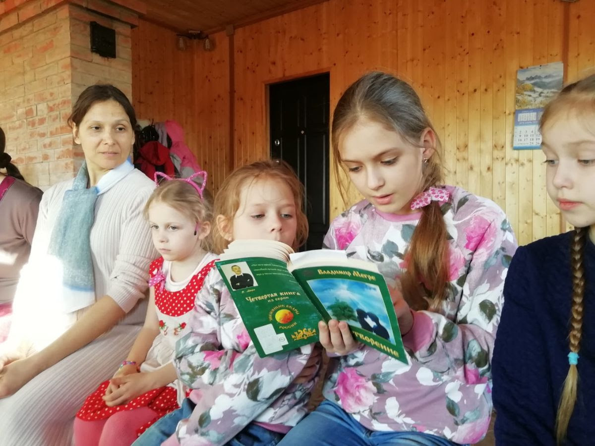 Kids in kin's Settlement «Rodovoye»