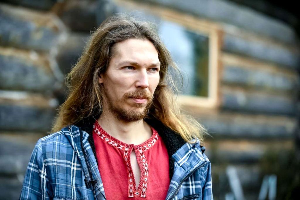 How and why do people choose to live in kin’s settlements?