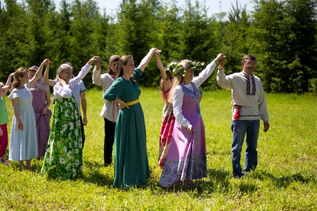 How and why do people choose to live in kin’s settlements?