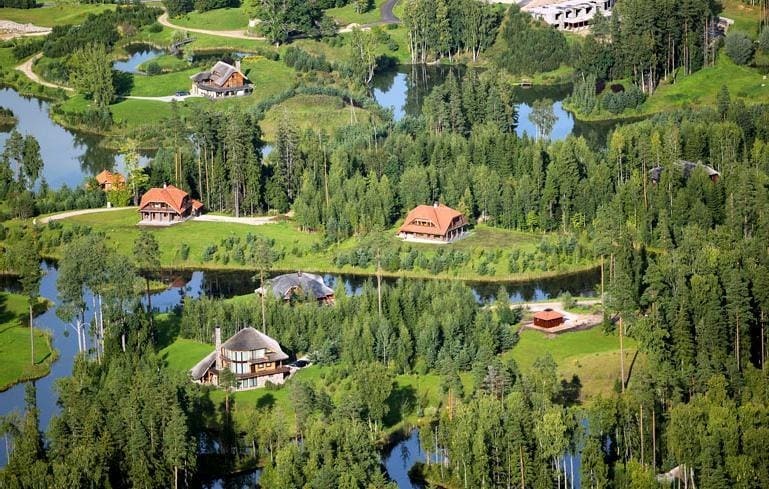 The significance of the pond in the kin’s settlement